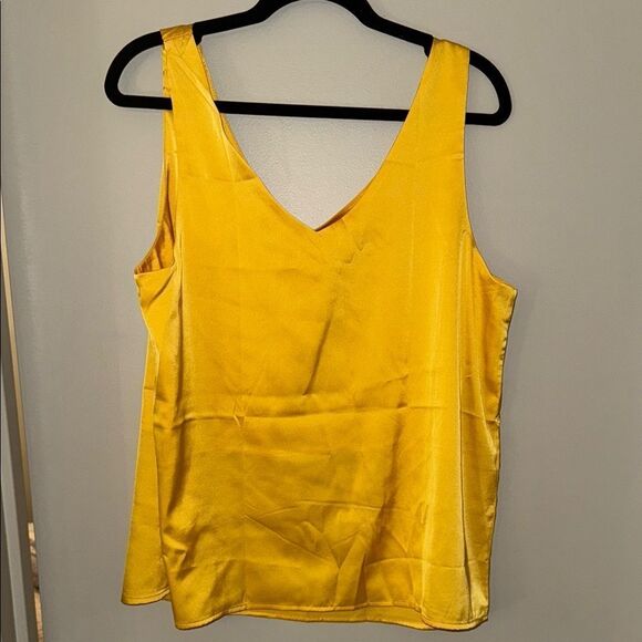 Yellow V-Neck Sleeveless Tank Top - Picture 3 of 5